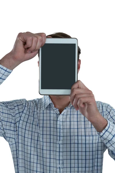 Hombre sosteniendo tableta digital en frente de su cara — Foto de Stock