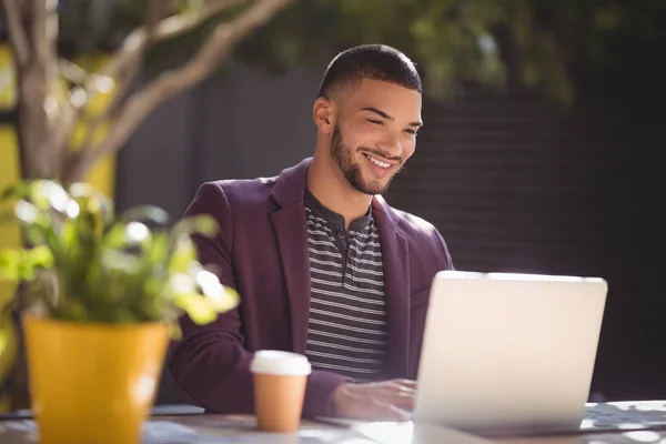 Homem usando laptop — Fotografia de Stock