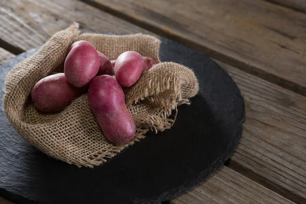 Sweet potatoes on a textile in a tray — Stock Photo, Image