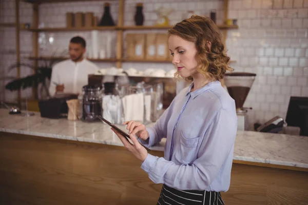 Официантка с цифровым планшетом — стоковое фото
