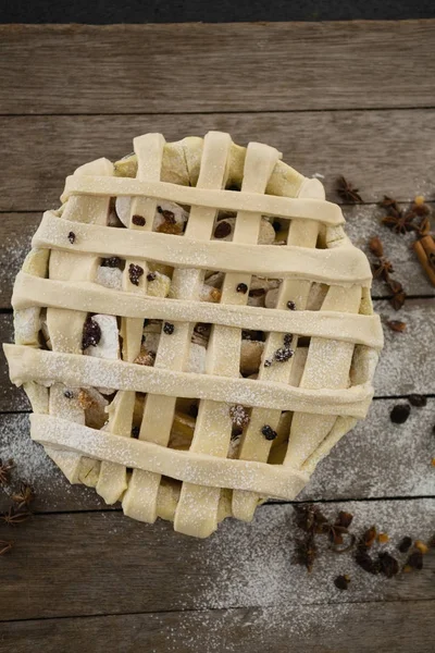 Appeltaart in pan bakken door specerijen — Stockfoto