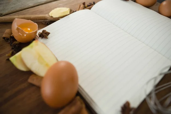 Primo piano del libro con mela e uovo — Foto Stock