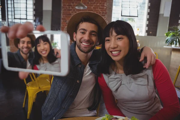 Bărbat cu o femeie care face selfie la cafenea — Fotografie, imagine de stoc