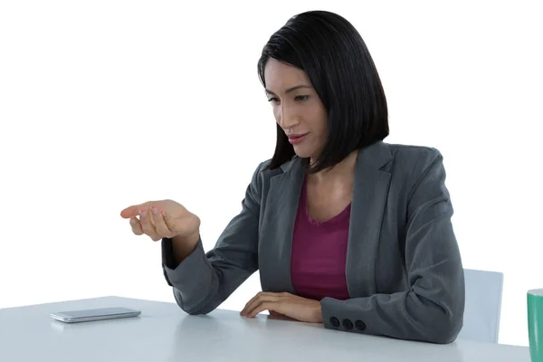 Mujer de negocios fingiendo sostener un objeto invisible —  Fotos de Stock