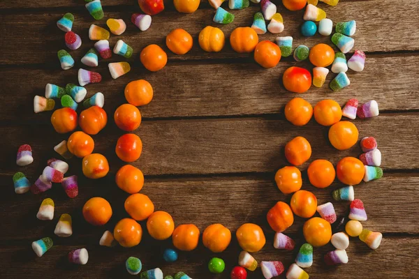 Vários alimentos doces dispostos na mesa — Fotografia de Stock