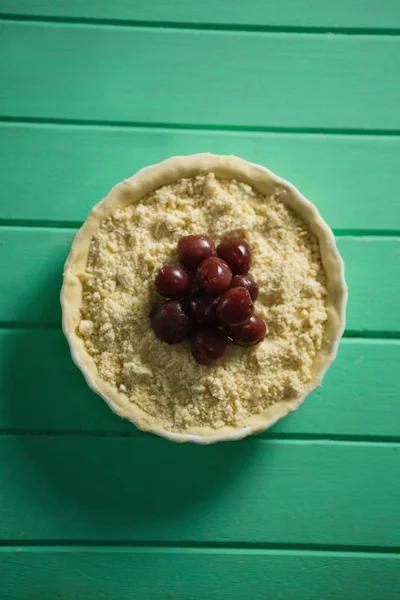 Оливки на пище в пироге — стоковое фото