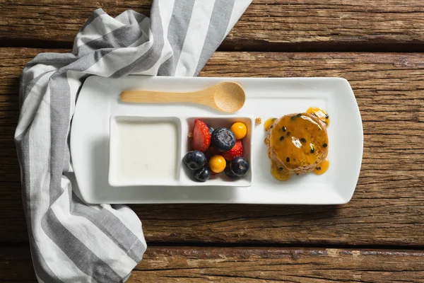 Colazione sana nel piatto di servizio — Foto Stock