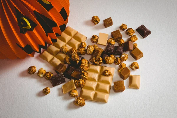 Chocolates com decoração sobre fundo branco — Fotografia de Stock