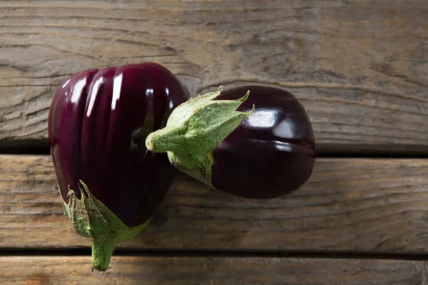 Two eggplant on wooden table — Stock Photo, Image