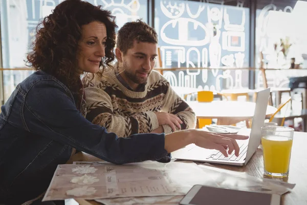 Amici che utilizzano il computer portatile in caffè — Foto Stock