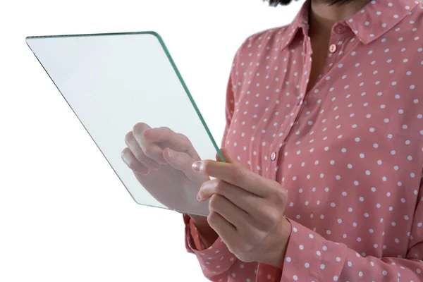 Kvinna med glas digital tablett — Stockfoto