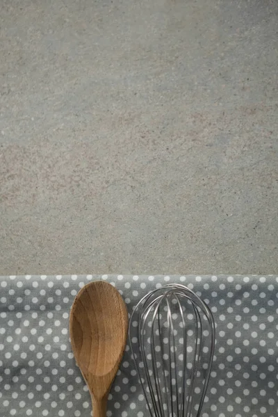 Colher de madeira com batedor de arame no guardanapo — Fotografia de Stock