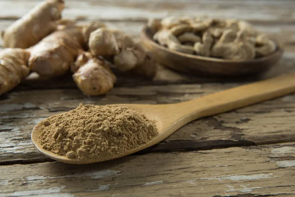 Löffel mit Puder von frischem Ingwer auf dem Tisch — Stockfoto