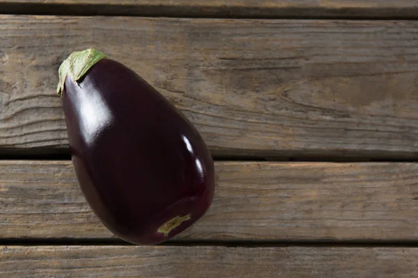 Aubergine på träbord — Stockfoto