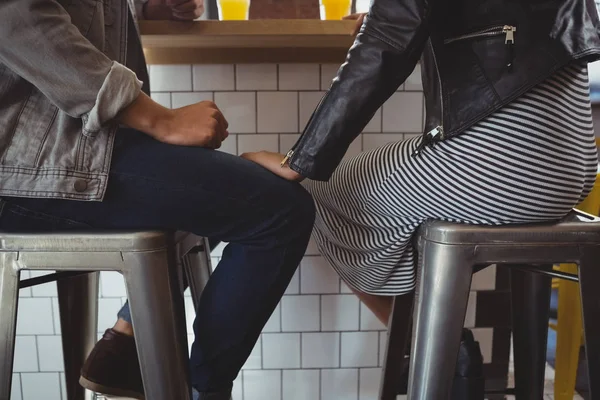 Couple on stool in cafe — Stock Photo, Image