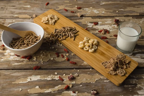 Cereales para el desayuno y leche —  Fotos de Stock