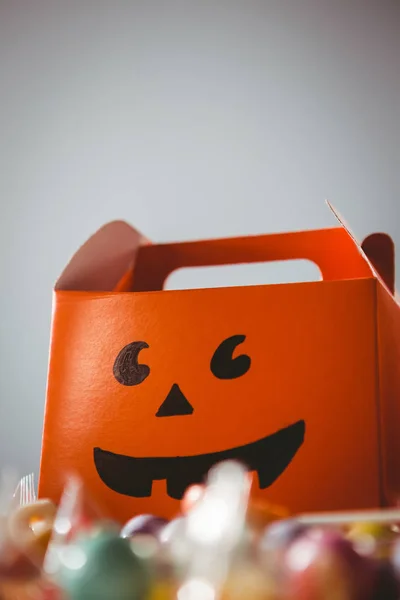 Visão de baixo ângulo da caixa laranja com rosto sorridente antropomórfico — Fotografia de Stock