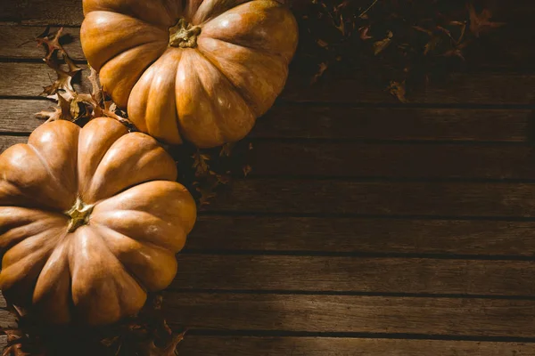 Abóboras de laranja com folhas de outono — Fotografia de Stock