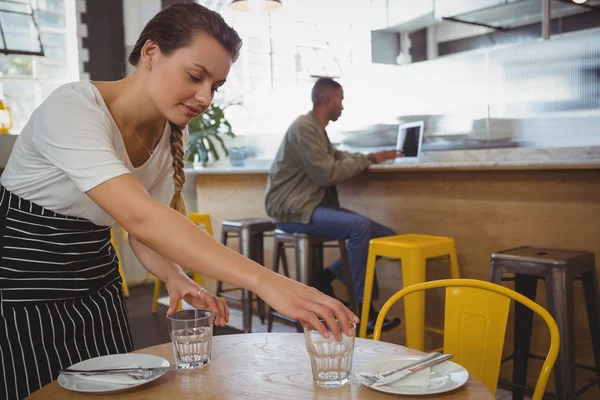 Servitrisen att arrangera glasögon — Stockfoto