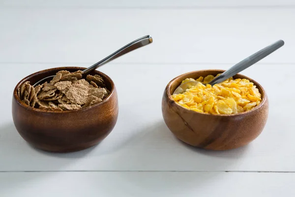 Copos de trigo y trigo cereales en tazón — Foto de Stock