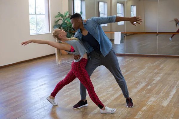 Volledige lengte van vrienden dansen — Stockfoto