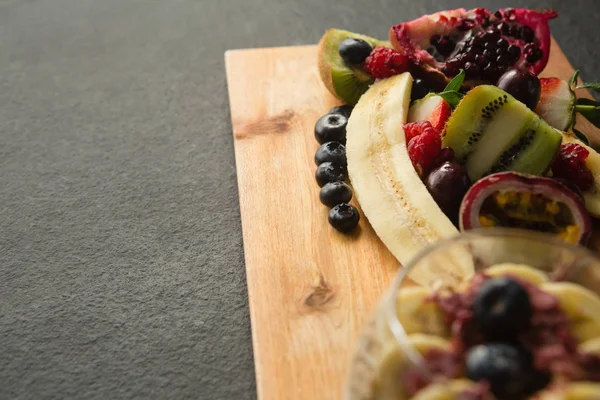 Vari frutti sul tagliere — Foto Stock