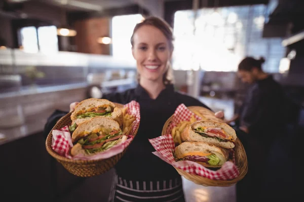 Pincérnő szolgáló friss hamburgerek kávézóban — Stock Fotó