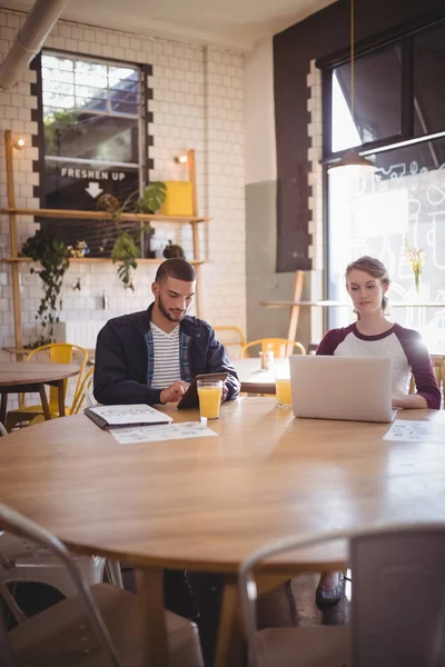 Friends using technologies — Stock Photo, Image