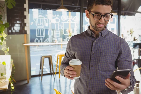Ember a telefont, miközben kávét — Stock Fotó