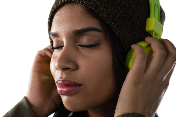 Жінка слухає музику на навушниках — стокове фото