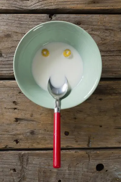 Anillos de cereales formando una cara sonriente —  Fotos de Stock