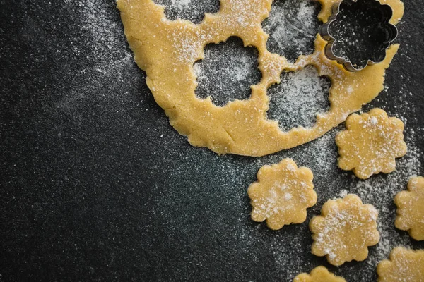 花朵形状的饼干面团 — 图库照片