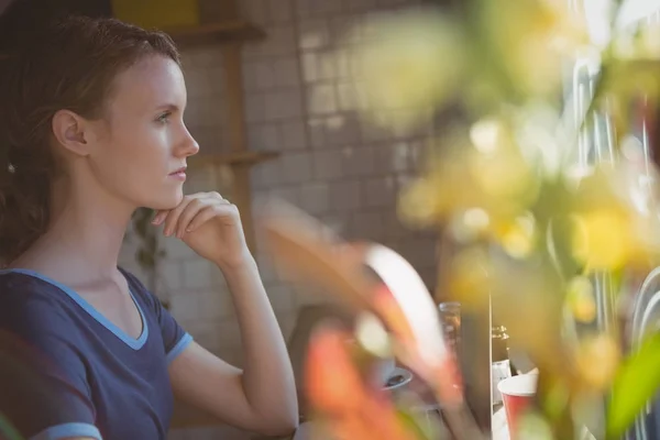 Femme réfléchie dans le café — Photo