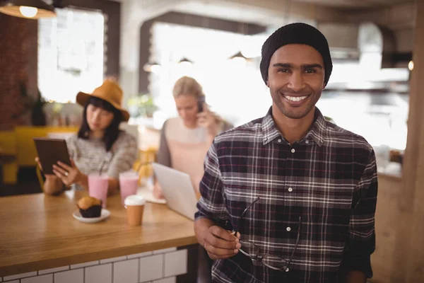 Man holding eyeglasses — Stock Photo, Image