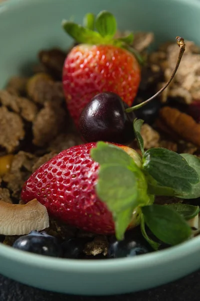 Ciotola di cereali per la colazione con frutta — Foto Stock
