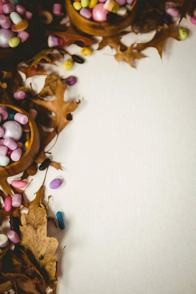 Översiktsbild av godis med hösten lämnar — Stockfoto