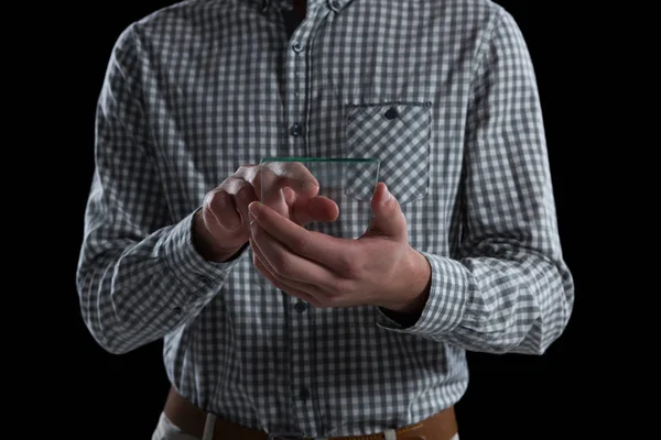 Hombre usando el teléfono móvil de cristal —  Fotos de Stock