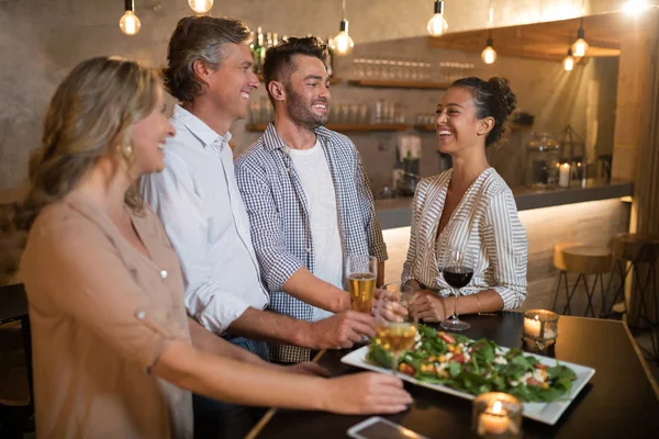 Gruppe von Freunden, die miteinander interagieren — Stockfoto