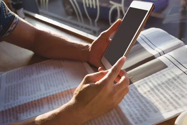 Mains coupées de l'homme avec du papier journal — Photo