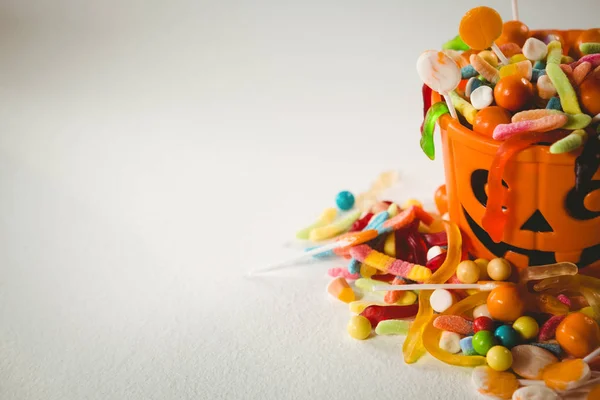 Cubo de naranja con varios alimentos dulces — Foto de Stock