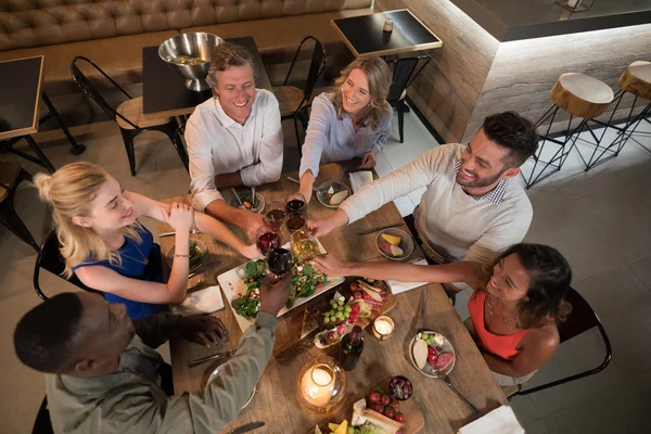 Amici brindare al vino nel ristorante — Foto Stock