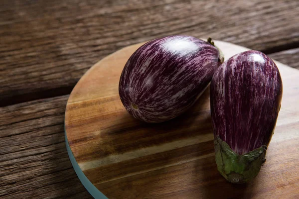 Two eggplant on chopping board — Stock Photo, Image
