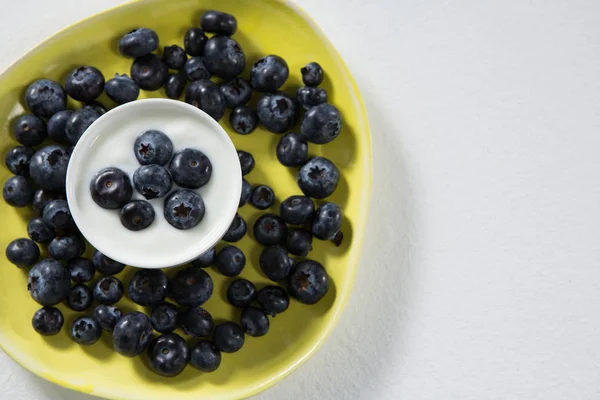 Ciruelas de Java y yogur en plato — Foto de Stock