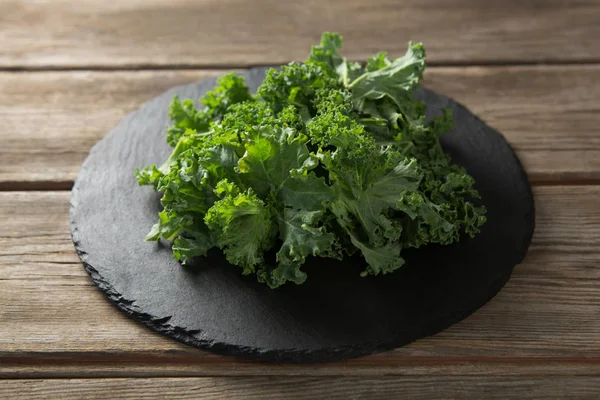 Färsk grönkål på plattan över bordet — Stockfoto