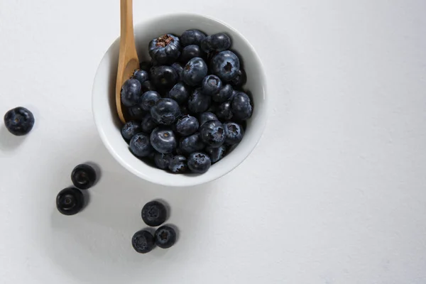 Blaubeeren in einer Schüssel auf weißem Hintergrund — Stockfoto