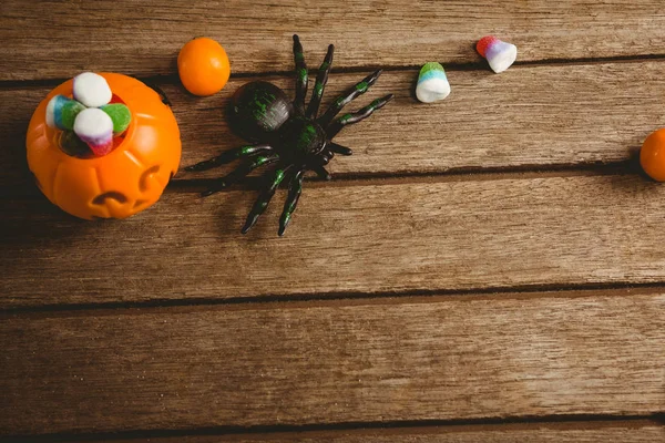 Vista de comida doce com decoração na mesa durante o Halloween — Fotografia de Stock