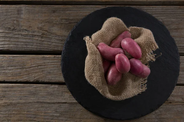 Las batatas sobre el textil en la bandeja —  Fotos de Stock