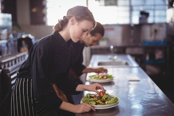 Wachten personeel voorbereiding van frisse salade platen — Stockfoto
