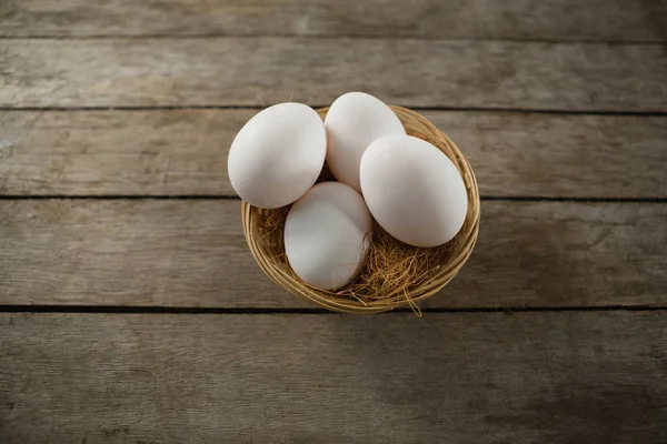 Direct boven shot van eieren in mand — Stockfoto