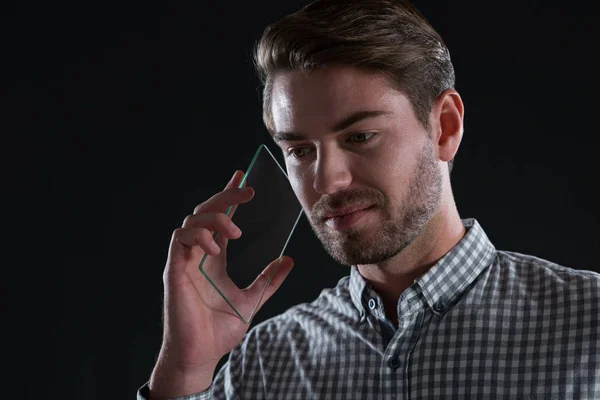 Homem falando no telefone celular de vidro — Fotografia de Stock